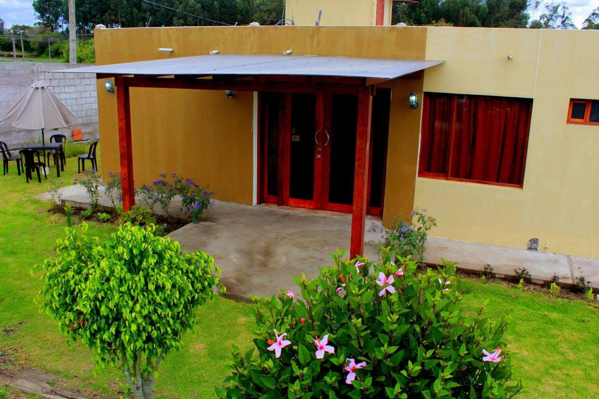Hotel Las Mercedes Airport-Quito Tababela Esterno foto