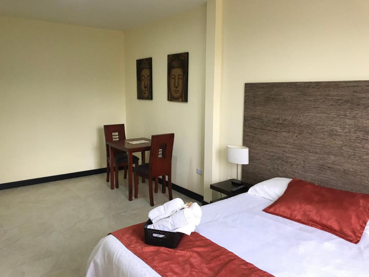 Hotel Las Mercedes Airport-Quito Tababela Esterno foto